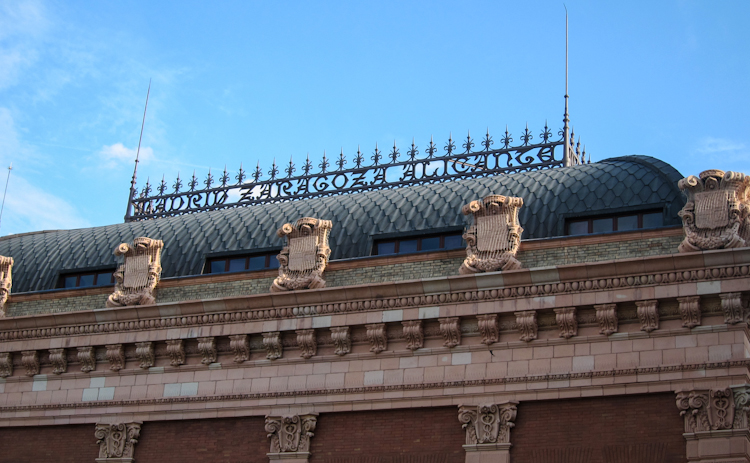"Detalle de la fachada de la estación que reza: Madrid Zaragoza Alicante"