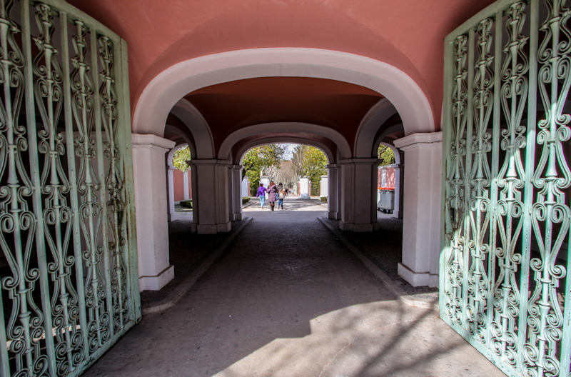 Puerta de entrada a la Quinta de los Molinos, desde la calle Alcalá de Madrid