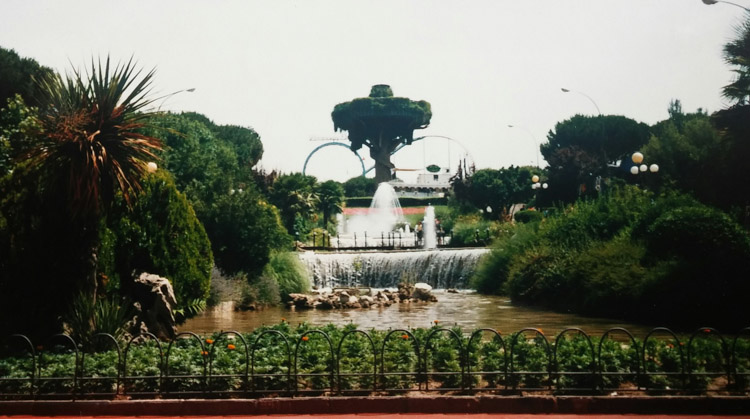 Foto antigua del parque de atracciones con el árbol cafeteria y las fuentes