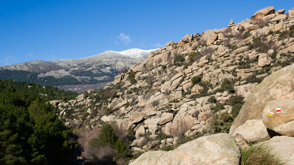 Paisaje granitico de la Pedriza. Al fondo se ve Cuerda Larga, con muy pona nieve para ser Enero.