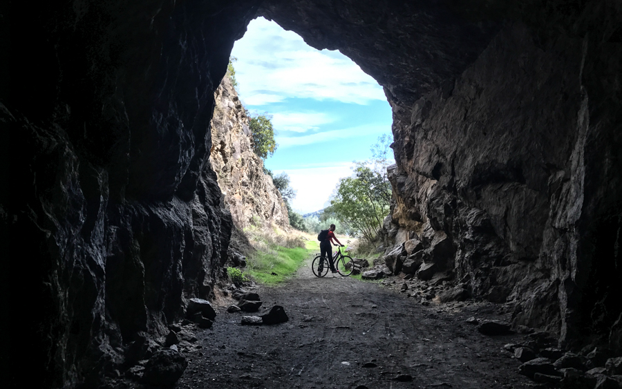 Túnel cavado en la roca para cruzar con la bici