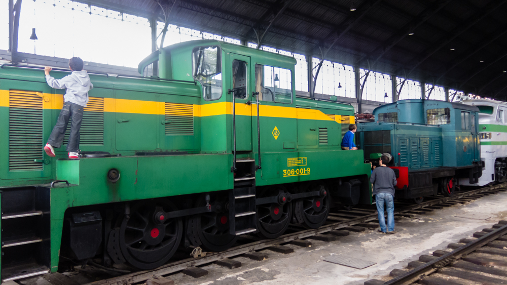 Trenes expuestos en el Museo del Ferrocarril y niños subidos en ellos