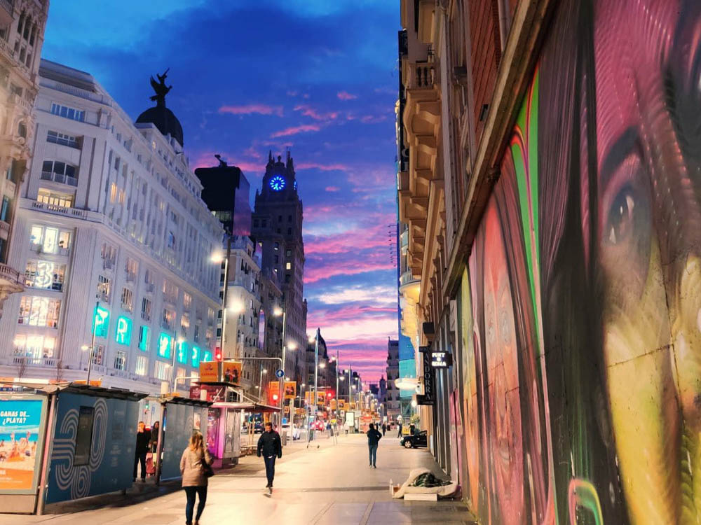 Gran Via al atardecer con el Palacio de la Musica