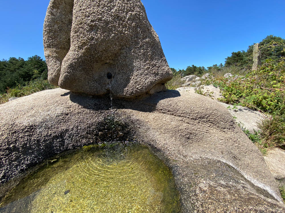 Fuente tallada en una roca
