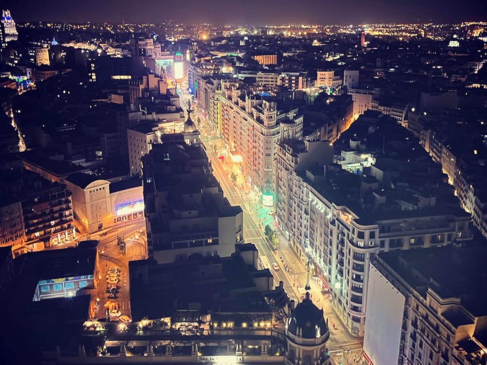 Vistas nocturnas desde el bar del hotel Riu en Plaza de España